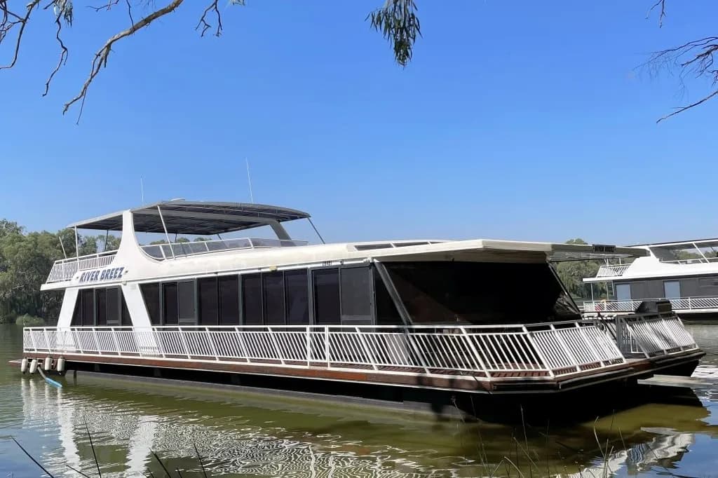 Luxury Murray River houseboat holiday setting
