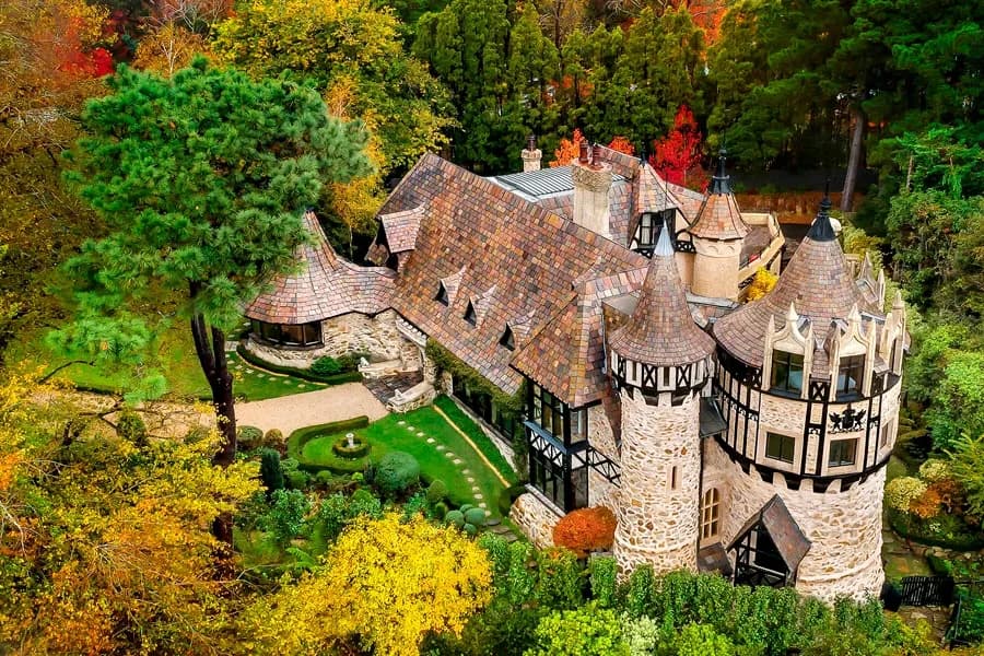 Thorngrove Manor setting