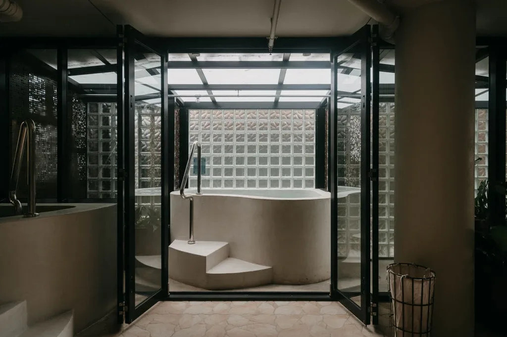Mineral Bathhouse setting